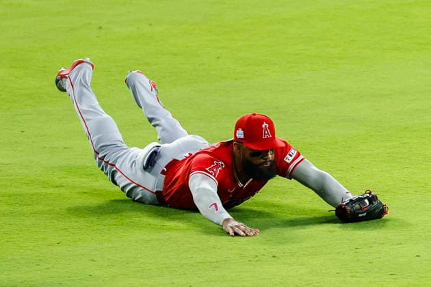MLB, Baseball Herren, USA - Los Angeles Dodgers vs Anaheim Angels Angels right fielder Jo Adell dives to catch a fly ball in the eighth inning of an MLB game between the Los Angeles Dodgers and the Anaheim Angels at Uniqlo Field in Dodger Stadium in Los Angeles, California, USA, 06 June 2026. LOS ANGELES CALIFORNIA UNITED STATES  Copyright: xCHRISxTORRESx