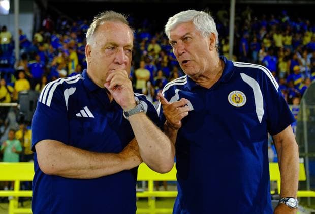 WILLEMSTAD - National coach Dick Advocaat (L) and assistant Cor Pot during the friendly international match, Länderspiel, Nationalmannschaft between Curacao and Aruba at the Ergilio Hato Stadium. In the run-up to the World Cup in the United States, Canada, and Mexico, Curacao won their farewell match in Willemstad 4-0. RAMSAY SOEMANTA ANP xVIxANPxSportx xxANPxIVx 560351565 originalFilename: 560351565.jpg
