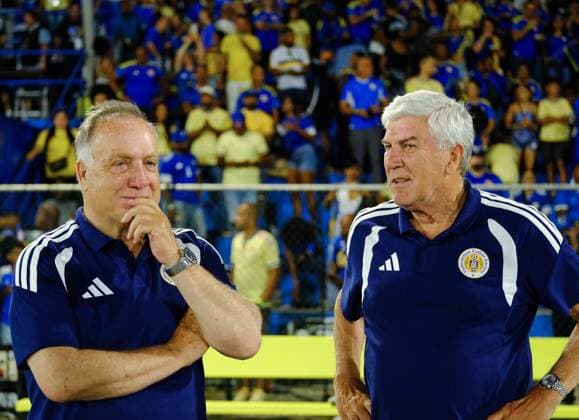 WILLEMSTAD - National coach Dick Advocaat (L) and assistant Cor Pot during the friendly international match, Länderspiel, Nationalmannschaft between Curacao and Aruba at the Ergilio Hato Stadium. In the run-up to the World Cup in the United States, Canada, and Mexico, Curacao won their farewell match in Willemstad 4-0. RAMSAY SOEMANTA ANP xVIxANPxSportx xxANPxIVx 560351594 originalFilename: 560351594.jpg