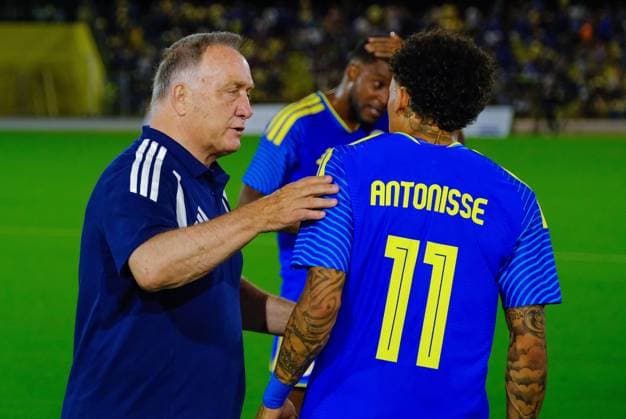 WILLEMSTAD - National coach Dick Advocaat in conversation with Jeremy Antonisse during the friendly international match, Länderspiel, Nationalmannschaft between Curacao and Aruba at the Ergilio Hato Stadium. In the run-up to the World Cup in the United States, Canada, and Mexico, Curacao won their farewell match in Willemstad 4-0. RAMSAY SOEMANTA ANP xVIxANPxSportx xxANPxIVx 560351585 originalFilename: 560351585.jpg