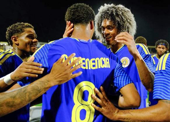 WILLEMSTAD - Players congratulate teammate Livano Comenencia during the friendly international match, Länderspiel, Nationalmannschaft between Curacao and Aruba at the Ergilio Hato Stadium. In the run-up to the World Cup in the United States, Canada, and Mexico, Curacao won its farewell match in Willemstad 4-0. RAMSAY SOEMANTA ANP xVIxANPxSportx xxANPxIVx 560351564 originalFilename: 560351564.jpg