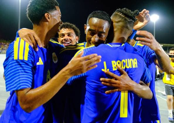 WILLEMSTAD - Players congratulate teammate Juninho Bacuna during the friendly international match, Länderspiel, Nationalmannschaft between Curacao and Aruba at the Ergilio Hato Stadium. In the run-up to the World Cup in the United States, Canada, and Mexico, Curacao won its farewell match in Willemstad 4-0. RAMSAY SOEMANTA ANP xVIxANPxSportx xxANPxIVx 560351555 originalFilename: 560351555.jpg