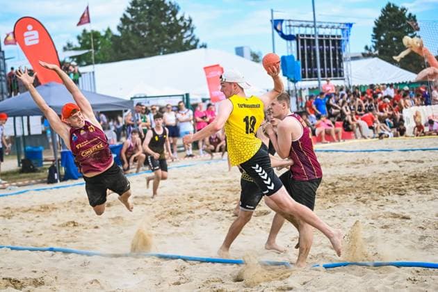 From 03 to 07 June 2026, Neuried Altenheim will once again be transformed into the center of German beach handball At the Aldner Beach Days, around 200 teams and around 10,000 guests will come together and ensure top-class sport, spectacular match scenes and a unique festival atmosphere The photo gallery shows thrilling beach handball action, emotional moments on the pitches and the special atmosphere surrounding Germanys biggest beach handball tournament The tournament includes the German Beach Open GBO competitions and numerous leisure and fun tournaments Beach handball action and the unique atmosphere of the five-day tournament Aldner Beach Days 2026 Germanys biggest beach handball tournament in Neuried Altenheim Copyright: xspeedshotx xDorianfrickx