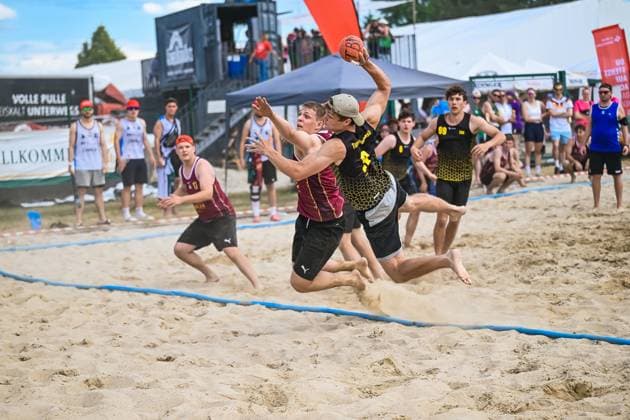 From 03 to 07 June 2026, Neuried Altenheim will once again be transformed into the center of German beach handball At the Aldner Beach Days, around 200 teams and around 10,000 guests will come together and ensure top-class sport, spectacular match scenes and a unique festival atmosphere The photo gallery shows thrilling beach handball action, emotional moments on the pitches and the special atmosphere surrounding Germanys biggest beach handball tournament The tournament includes the German Beach Open GBO competitions and numerous leisure and fun tournaments Beach handball action and the unique atmosphere of the five-day tournament Aldner Beach Days 2026 Germanys biggest beach handball tournament in Neuried Altenheim Copyright: xspeedshotx xDorianfrickx