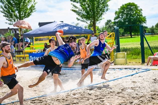 Vom 03. bis 07. Juni 2026 verwandelt sich Neuried-Altenheim erneut in das Zentrum des deutschen Beachhandballs. Bei den Aldner Beach Days treffen rund 200 Teams und etwa 10.000 Gäste aufeinander und sorgen für hochklassigen spektakuläre Spielszenen und eine einzigartige Festivalatmosphäre. Die Fotogalerie zeigt packende Beachhandball-Action, emotionale Momente auf den Spielfeldern sowie die besondere Stimmung rund um Deutschlands größtes Beachhandballturnier. Das Turnier umfasst unter anderem die Wettbewerbe der German Beach Open (GBO) sowie zahlreiche Freizeit- und Fun-Turniere. Beachhandball-Action und die einzigartige Atmosphäre des fünftägigen Turniers. Aldner Beach Days 2026: Deutschlands größtes Beachhandball-Turnier in Neuried-Altenheim *** From 03 to 07 June 2026, Neuried Altenheim will once again be transformed into the center of German beach handball At the Aldner Beach Days, around 200 teams and around 10,000 guests will come together and ensure top-class sport, spectacular match scenes and a unique festival atmosphere The photo gallery shows thrilling beach handball action, emotional moments on the pitches and the special atmosphere surrounding Germanys biggest beach handball tournament The tournament includes the German Beach Open GBO competitions and numerous leisure and fun tournaments Beach handball action and the unique atmosphere of the five-day tournament Aldner Beach Days 2026 Germanys biggest beach handball tournament in Neuried Altenheim Copyright: xspeedshotx xDorianfrickx
