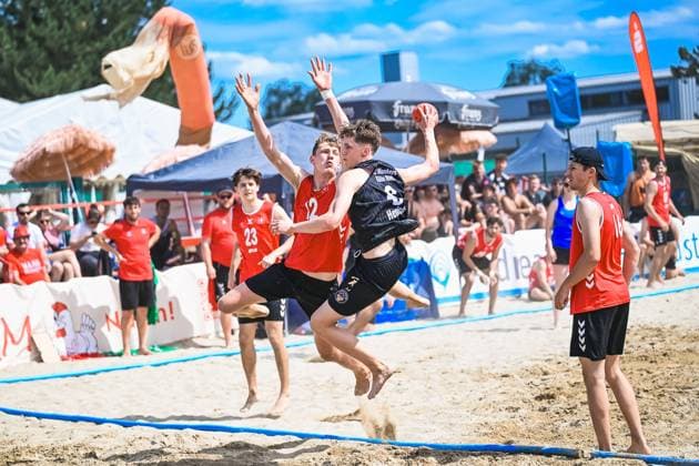 From 03 to 07 June 2026, Neuried Altenheim will once again be transformed into the center of German beach handball At the Aldner Beach Days, around 200 teams and around 10,000 guests will come together and ensure top-class sport, spectacular match scenes and a unique festival atmosphere The photo gallery shows thrilling beach handball action, emotional moments on the pitches and the special atmosphere surrounding Germanys biggest beach handball tournament The tournament includes the German Beach Open GBO competitions and numerous leisure and fun tournaments Beach handball action and the unique atmosphere of the five-day tournament Aldner Beach Days 2026 Germanys biggest beach handball tournament in Neuried Altenheim Copyright: xspeedshotx xDorianfrickx