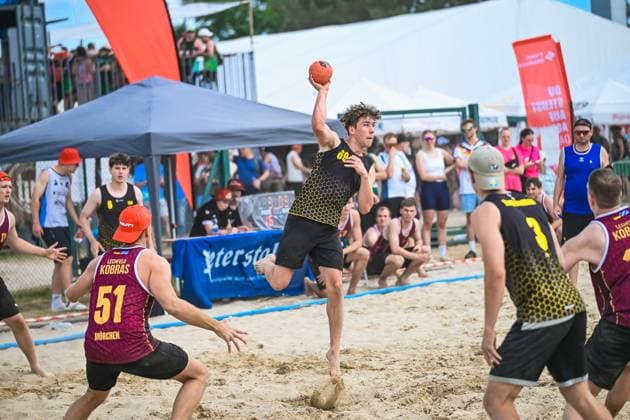 From 03 to 07 June 2026, Neuried Altenheim will once again be transformed into the center of German beach handball At the Aldner Beach Days, around 200 teams and around 10,000 guests will come together and ensure top-class sport, spectacular match scenes and a unique festival atmosphere The photo gallery shows thrilling beach handball action, emotional moments on the pitches and the special atmosphere surrounding Germanys biggest beach handball tournament The tournament includes the German Beach Open GBO competitions and numerous leisure and fun tournaments Beach handball action and the unique atmosphere of the five-day tournament Aldner Beach Days 2026 Germanys biggest beach handball tournament in Neuried Altenheim Copyright: xspeedshotx xDorianfrickx
