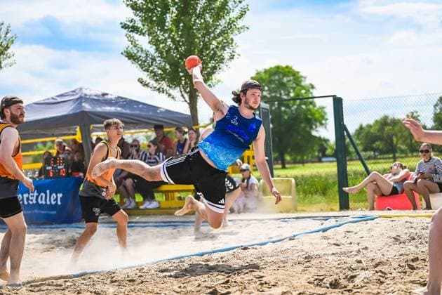 From 03 to 07 June 2026, Neuried Altenheim will once again be transformed into the center of German beach handball At the Aldner Beach Days, around 200 teams and around 10,000 guests will come together and ensure top-class sport, spectacular match scenes and a unique festival atmosphere The photo gallery shows thrilling beach handball action, emotional moments on the pitches and the special atmosphere surrounding Germanys biggest beach handball tournament The tournament includes the German Beach Open GBO competitions and numerous leisure and fun tournaments Beach handball action and the unique atmosphere of the five-day tournament Aldner Beach Days 2026 Germanys biggest beach handball tournament in Neuried Altenheim Copyright: xspeedshotx xDorianfrickx