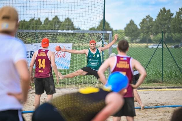 From 03 to 07 June 2026, Neuried Altenheim will once again be transformed into the center of German beach handball At the Aldner Beach Days, around 200 teams and around 10,000 guests will come together and ensure top-class sport, spectacular match scenes and a unique festival atmosphere The photo gallery shows thrilling beach handball action, emotional moments on the pitches and the special atmosphere surrounding Germanys biggest beach handball tournament The tournament includes the German Beach Open GBO competitions and numerous leisure and fun tournaments Beach handball action and the unique atmosphere of the five-day tournament Aldner Beach Days 2026 Germanys biggest beach handball tournament in Neuried Altenheim Copyright: xspeedshotx xDorianfrickx