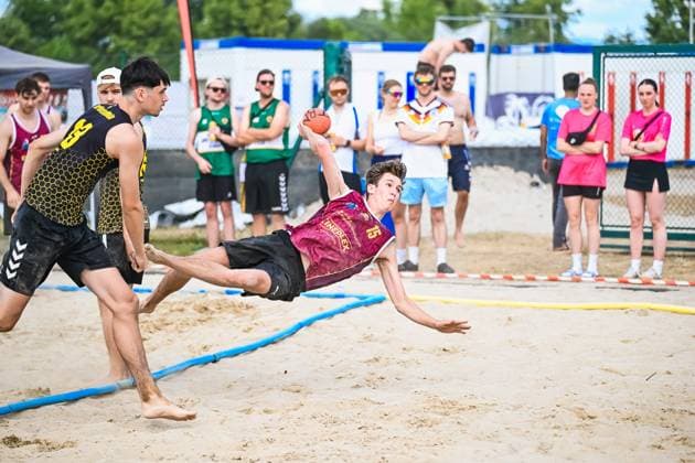 From 03 to 07 June 2026, Neuried Altenheim will once again be transformed into the center of German beach handball At the Aldner Beach Days, around 200 teams and around 10,000 guests will come together and ensure top-class sport, spectacular match scenes and a unique festival atmosphere The photo gallery shows thrilling beach handball action, emotional moments on the pitches and the special atmosphere surrounding Germanys biggest beach handball tournament The tournament includes the German Beach Open GBO competitions and numerous leisure and fun tournaments Beach handball action and the unique atmosphere of the five-day tournament Aldner Beach Days 2026 Germanys biggest beach handball tournament in Neuried Altenheim Copyright: xspeedshotx xDorianfrickx