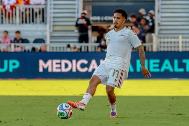FORT LAUDERDALE, FL - JUNE 06: Venezuela forward Gustavo Gonzalez (17) controls the ball during the International Friendly, Länderspiel, Nationalmannschaft game between Turkey and Venezuela at Inter Miami CF Stadium on June 6, 2026 in Fort Lauderdale,Florida.(Photo by Chris Arjoon Icon Sportswire) SOCCER: JUN 06 Turkey vs Venezuela EDITORIAL USE ONLY Icon2606060010044