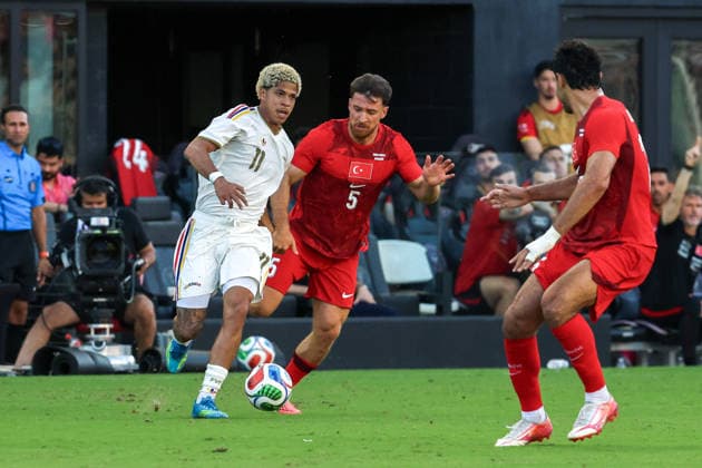 FORT LAUDERDALE, FL - JUNE 06: Venezuela forward Luiz Gonzalez (11) and Turkey midfielder Salih Özcan (5) battle for the ball during the International Friendly, Länderspiel, Nationalmannschaft game between Turkey and Venezuela at Inter Miami CF Stadium on June 6, 2026 in Fort Lauderdale,Florida.(Photo by Chris Arjoon Icon Sportswire) SOCCER: JUN 06 Turkey vs Venezuela EDITORIAL USE ONLY Icon2606060010051