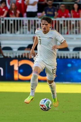 FORT LAUDERDALE, FL - JUNE 06: Venezuela defender Luis Balbo (13) controls the ball during the International Friendly, Länderspiel, Nationalmannschaft game between Turkey and Venezuela at Inter Miami CF Stadium on June 6, 2026 in Fort Lauderdale,Florida.(Photo by Chris Arjoon Icon Sportswire) SOCCER: JUN 06 Turkey vs Venezuela EDITORIAL USE ONLY Icon2606060010060