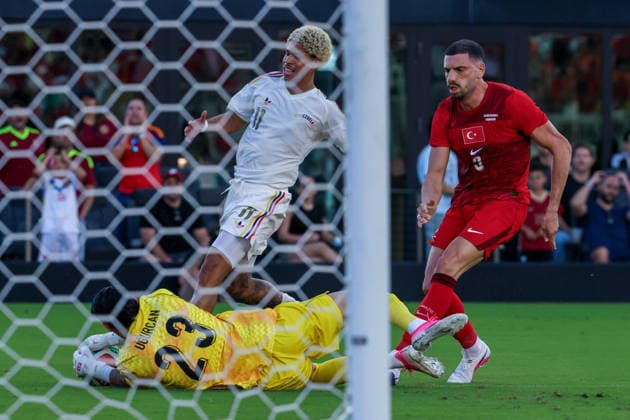 FORT LAUDERDALE, FL - JUNE 06: Turkey goalkeeper UÄüurcan Ã‡akÄ±r (23) makes a save as Turkey defender Merih Demiral (3) and Venezuela forward Luiz Gonzalez (11) look on during the International Friendly, Länderspiel, Nationalmannschaft game between Turkey and Venezuela at Inter Miami CF Stadium on June 6, 2026 in Fort Lauderdale,Florida.(Photo by Chris Arjoon Icon Sportswire) SOCCER: JUN 06 Turkey vs Venezuela EDITORIAL USE ONLY Icon2606060010069