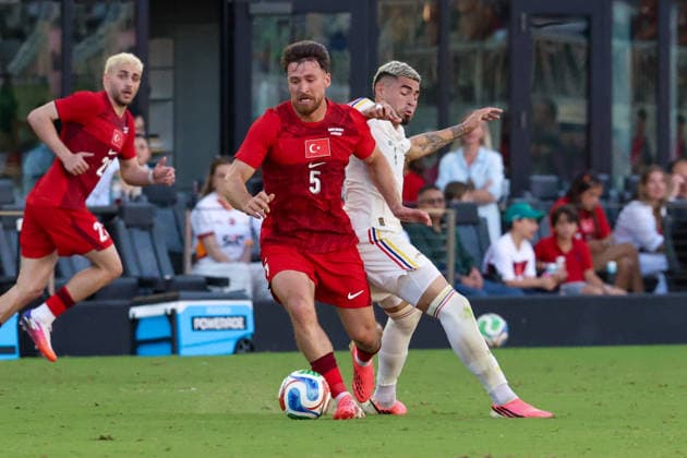 FORT LAUDERDALE, FL - JUNE 06: Turkey midfielder Salih Özcan (5) and Venezuela midfielder Gleiker Mendoza (7) battle for the ball during the International Friendly, Länderspiel, Nationalmannschaft game between Turkey and Venezuela at Inter Miami CF Stadium on June 6, 2026 in Fort Lauderdale,Florida.(Photo by Chris Arjoon Icon Sportswire) SOCCER: JUN 06 Turkey vs Venezuela EDITORIAL USE ONLY Icon2606060010071