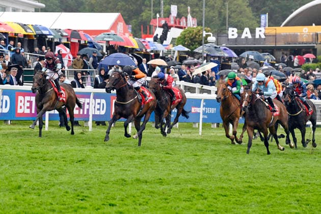 06 06 2026, Epsom, Surrey, GBR Arklow Lad second from left with Harry Davies up wins Epsom Downs racecourse horse, jockey, Arklow Lad, Davies, win, finish, finish 260606C710EPSOM JPG