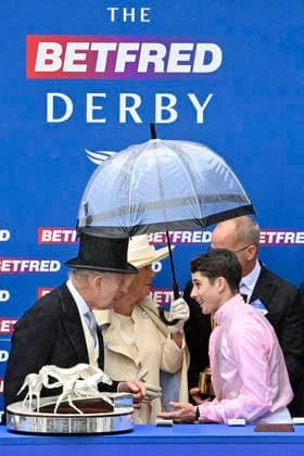 06.06.2026, Epsom, Surrey, GBR - HRH King Charles III congratulates jockey Ronan Whelan after wining the Epsom Derby. Epsom Downs racecourse. (Siegerehrung, Sieg, Jockey, Whelan, Koenig Charles) 260606C733EPSOM.JPG *** 06 06 2026, Epsom, Surrey, GBR HRH King Charles III congratulates jockey Ronan Whelan after wining the Epsom Derby Epsom Downs racecourse award ceremony, victory, jockey, Whelan, King Charles 260606C733EPSOM JPG