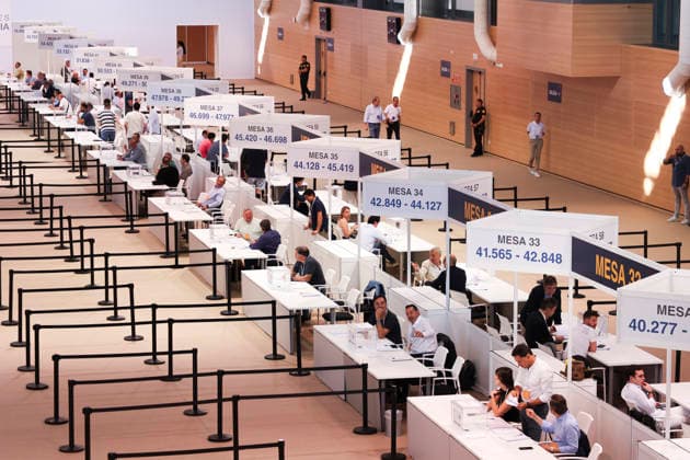 ESP Real Madrid Presidential Elections 2026 Real Madrid presidential elections 2026 Voters approaching to cast their vote for Florentino Perez or Enrique Riquelme as the next president of Real Madrid at the Real Madrid City Basketball Pavilion, located in Valdebebas, on June 7, 2026 in Madrid Madrid Spain Futbol Copyright: xAgenciaxLOFx