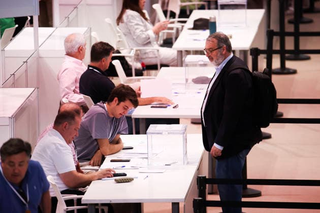 ESP Real Madrid Presidential Elections 2026 Real Madrid presidential elections 2026 Voters approaching to cast their vote for Florentino Perez or Enrique Riquelme as the next president of Real Madrid at the Real Madrid City Basketball Pavilion, located in Valdebebas, on June 7, 2026 in Madrid Madrid Spain Futbol Copyright: xAgenciaxLOFx