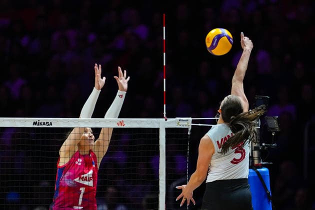 2026 Women s Volleyball Nations League - Quebec City - Day4 Helena Cazaute of France and Kiera Van Ryk of Canada compete during the 2026 Women s Volleyball Nations League match between France and Canada at Videotron Centre in Quebec City, Canada, on June 6, 2026. Quebec City Quebec Canada  Copyright: xYuanxTianx originalFilename:tian-2026wome260606_np7pc.jpg