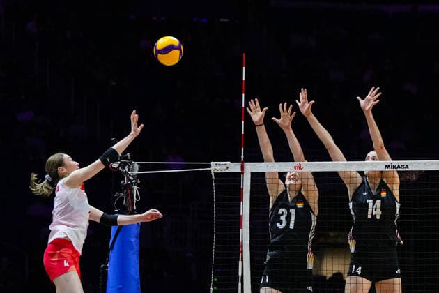 2026 Women s Volleyball Nations League - Quebec City - Day4 Mayu Ishikawa 4 of Japan and Marie Scholzel 14 of Germany compete during the 2026 Women s Volleyball Nations League match between Germany and Japan at Videotron Centre in Quebec City, Canada, on June 6, 2026. Quebec City Quebec Canada  Copyright: xYuanxTianx originalFilename:tian-2026wome260606_np3tv.jpg