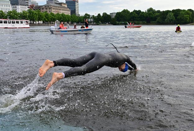 GER Ironman Hamburg 07 06 2026, GER Ironman Hamburg, Everyman in the picture the everyman at the start into the Binnenalster nordphotoxGmbH xWitke nph00002