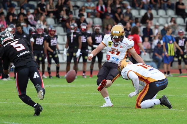 RECORD DATE NOT STATED Dominik Laßmann (Regensburg Phoenix, 41) kicks the ball, Düsseldorf Panther vs Regensburg Phoenix, American Football, GFL, German Football League, Season 2022, Week 5, 06.06.2026, Photo: Foot Bowl Klaus Sack Düsseldorf Stadion VfL Benrath Deutschland Copyright: xFootxBowl KlausxSackx