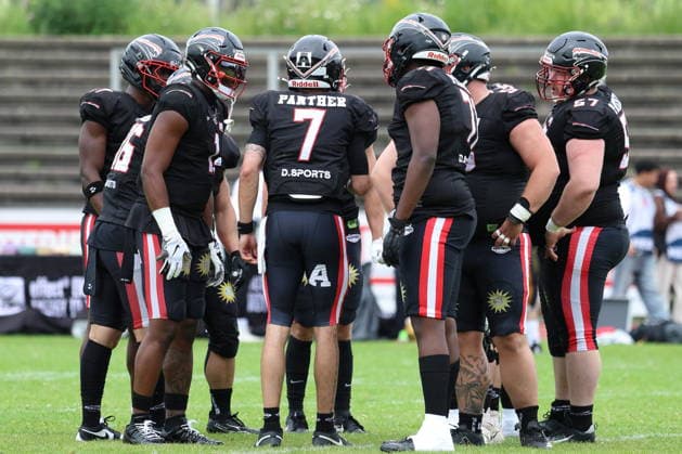 RECORD DATE NOT STATED Huddle with Isaiah Weed (Düsseldorf Panther, 07), Düsseldorf Panther vs Regensburg Phoenix, American Football, GFL, German Football League, Season 2022, Week 5, 06.06.2026, Photo: Foot Bowl Klaus Sack Düsseldorf Stadion VfL Benrath Deutschland Copyright: xFootxBowl KlausxSackx