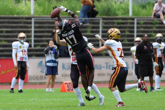RECORD DATE NOT STATED Daniel Pedro (Düsseldorf Panther, 17) tries to catch the ball, Düsseldorf Panther vs Regensburg Phoenix, American Football, GFL, German Football League, Season 2022, Week 5, 06.06.2026, Photo: Foot Bowl Klaus Sack Düsseldorf Stadion VfL Benrath Deutschland Copyright: xFootxBowl KlausxSackx