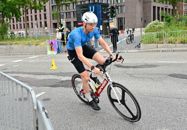 GER Ironman Hamburg 07 06 2026, GER Ironman Hamburg, Everyman in the picture the everyman at the main station on the bike nordphotoxGmbH xWitke nph00002