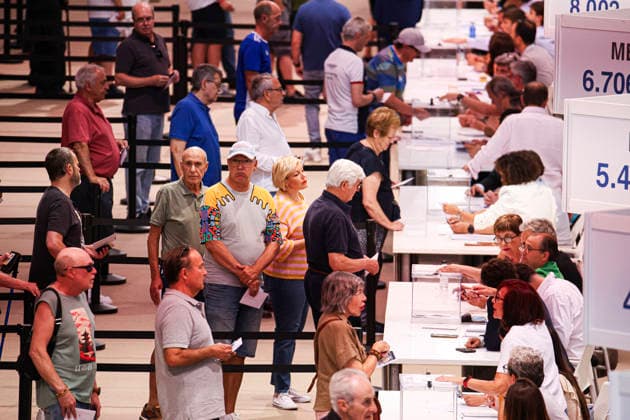 ESP Real Madrid Presidential Elections 2026 Real Madrid presidential elections 2026 Voters approaching to cast their vote for Florentino Perez or Enrique Riquelme as the next president of Real Madrid at the Real Madrid City Basketball Pavilion, located in Valdebebas, on June 7, 2026 in Madrid Madrid Spain Futbol Copyright: xAgenciaxLOFx