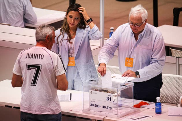 ESP Real Madrid Presidential Elections 2026 Real Madrid presidential elections 2026 Voters approaching to cast their vote for Florentino Perez or Enrique Riquelme as the next president of Real Madrid at the Real Madrid City Basketball Pavilion, located in Valdebebas, on June 7, 2026 in Madrid Madrid Spain Futbol Copyright: xAgenciaxLOFx