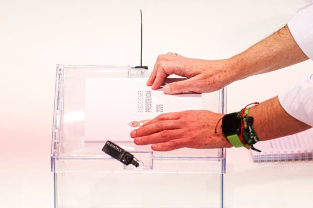 ESP Real Madrid Presidential Elections 2026 Real Madrid presidential elections 2026 Voters approaching to cast their vote for Florentino Perez or Enrique Riquelme as the next president of Real Madrid at the Real Madrid City Basketball Pavilion, located in Valdebebas, on June 7, 2026 in Madrid Madrid Spain Futbol Copyright: xAgenciaxLOFx