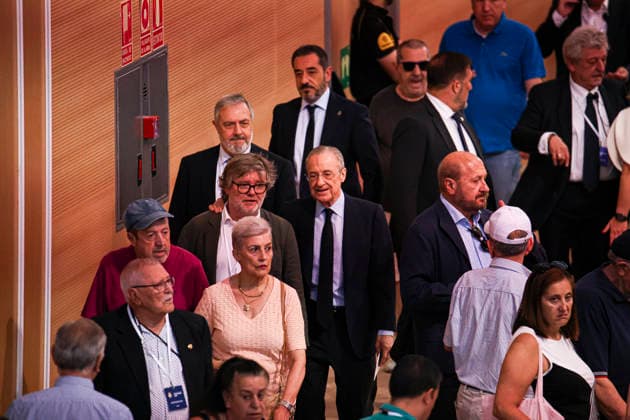 ESP Real Madrid Presidential Elections 2026 Florentino Perez during the Real Madrid presidential elections 2026 Voters approaching to cast their vote for Florentino Perez or Enrique Riquelme as the next president of Real Madrid at the Real Madrid City Basketball Pavilion, located in Valdebebas, on June 7, 2026 in Madrid Madrid Spain Futbol Copyright: xAgenciaxLOFx