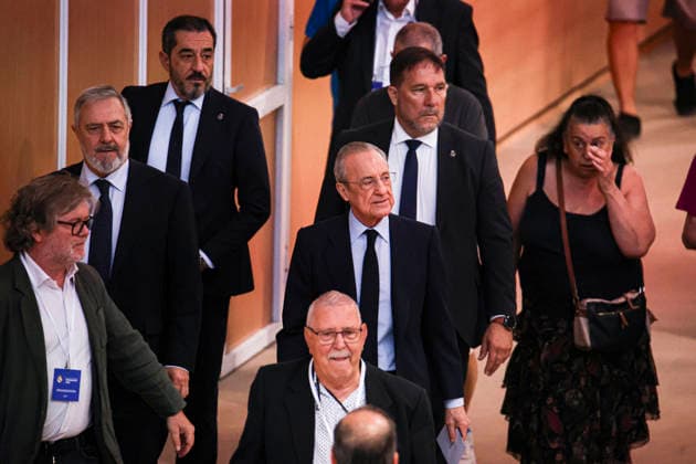 ESP Real Madrid Presidential Elections 2026 Florentino Perez during the Real Madrid presidential elections 2026 Voters approaching to cast their vote for Florentino Perez or Enrique Riquelme as the next president of Real Madrid at the Real Madrid City Basketball Pavilion, located in Valdebebas, on June 7, 2026 in Madrid Madrid Spain Futbol Copyright: xAgenciaxLOFx