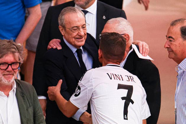 ESP Real Madrid Presidential Elections 2026 Florentino Perez during the Real Madrid presidential elections 2026 Voters approaching to cast their vote for Florentino Perez or Enrique Riquelme as the next president of Real Madrid at the Real Madrid City Basketball Pavilion, located in Valdebebas, on June 7, 2026 in Madrid Madrid Spain Futbol Copyright: xAgenciaxLOFx