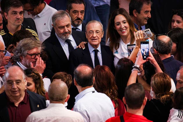 ESP Real Madrid Presidential Elections 2026 Florentino Perez during the Real Madrid presidential elections 2026 Voters approaching to cast their vote for Florentino Perez or Enrique Riquelme as the next president of Real Madrid at the Real Madrid City Basketball Pavilion, located in Valdebebas, on June 7, 2026 in Madrid Madrid Spain Futbol Copyright: xAgenciaxLOFx