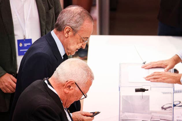 ESP Real Madrid Presidential Elections 2026 Florentino Perez voting in the Real Madrid presidential elections 2026 Voters approaching to cast their vote for Florentino Perez or Enrique Riquelme as the next president of Real Madrid at the Real Madrid City Basketball Pavilion, located in Valdebebas, on June 7, 2026 in Madrid Madrid Spain Futbol Copyright: xAgenciaxLOFx
