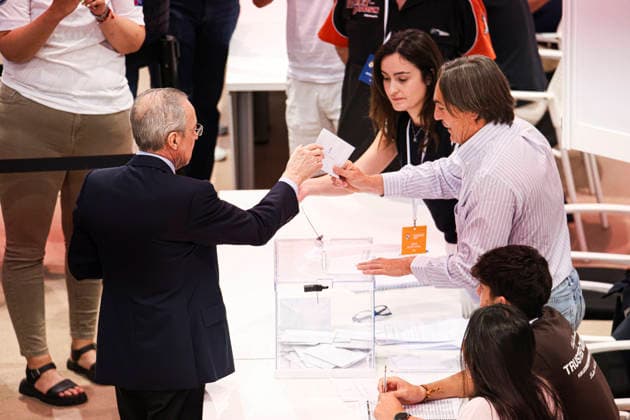 ESP Real Madrid Presidential Elections 2026 Florentino Perez voting in the Real Madrid presidential elections 2026 Voters approaching to cast their vote for Florentino Perez or Enrique Riquelme as the next president of Real Madrid at the Real Madrid City Basketball Pavilion, located in Valdebebas, on June 7, 2026 in Madrid Madrid Spain Futbol Copyright: xAgenciaxLOFx