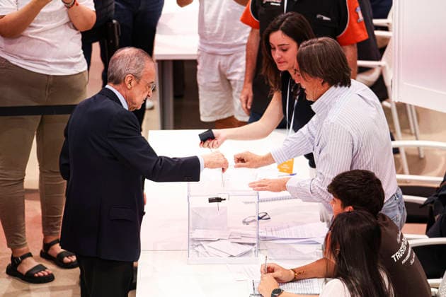 ESP Real Madrid Presidential Elections 2026 Florentino Perez voting in the Real Madrid presidential elections 2026 Voters approaching to cast their vote for Florentino Perez or Enrique Riquelme as the next president of Real Madrid at the Real Madrid City Basketball Pavilion, located in Valdebebas, on June 7, 2026 in Madrid Madrid Spain Futbol Copyright: xAgenciaxLOFx