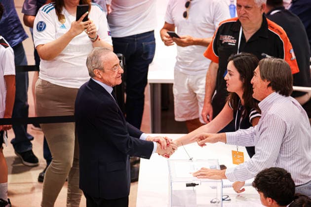 ESP Real Madrid Presidential Elections 2026 Florentino Perez voting in the Real Madrid presidential elections 2026 Voters approaching to cast their vote for Florentino Perez or Enrique Riquelme as the next president of Real Madrid at the Real Madrid City Basketball Pavilion, located in Valdebebas, on June 7, 2026 in Madrid Madrid Spain Futbol Copyright: xAgenciaxLOFx