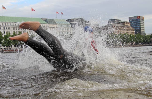 Ironman in Hamburg 2026: Teilnehmer in der Age-Grouper-Klasse beim Schwimmstart in der Binnenalster. *** Ironman in Hamburg 2026 participants in the Age Grouper class at the swim start in the Binnenalster