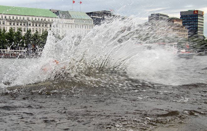Ironman in Hamburg 2026 A participant in the Age Grouper class at the swim start in the Binnenalster