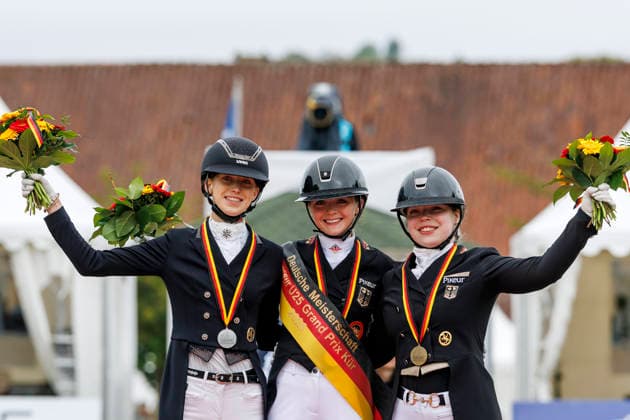 BALVE - LONGINES Balve Optimum 2026, BALVE - LONGINES Balve Optimum 2026 OATLEY Rose (GER), BAUMGUERTEL Lucie-Anouk (GER), GAGEL Pia-Carlotta (GER) Meisterehrung Sektdusche Meisterbad Dressurprüfung Kl. S*** - Kür Deutsche Meisterschaften Dressur U25 Grand Prix Kür Balve, Reitanlage Schloss Wocklum 07. June 2026 - *** BALVE LONGINES Balve Optimum 2026, BALVE LONGINES Balve Optimum 2026 OATLEY Rose GER , BAUMGUERTEL Lucie Anouk GER , GAGEL Pia Carlotta GER Champagne shower Meisterbad Dressage class S Freestyle German Championships Dressage U25 Grand Prix Freestyle Balve, Equestrian Center Schloss Wocklum 07 June 2026