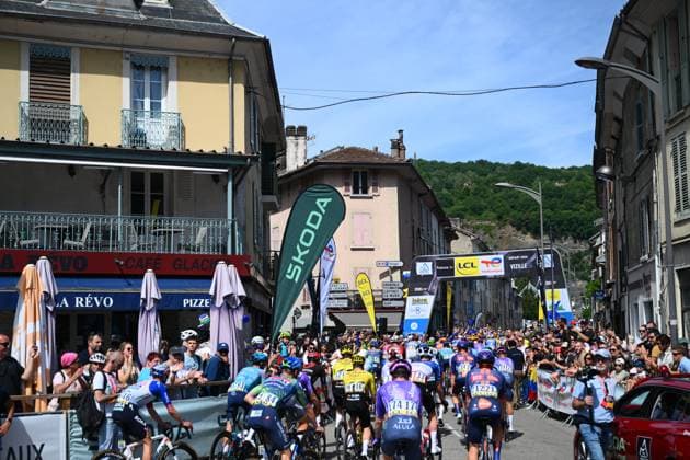 Tour Auvergne - Rhone-Alpes 2026 Stage 1 SAINT-ISMIER, FRANCE - JUNE 07 : Illustration picture of the start of the race during stage 1 of the 78th edition of Tour Auvergne - Rhone-Alpes an UCI World Tour 2.UWT cycling road race stage for Men Elite of 146.2 km with start in Vizille and finish in Saint-Ismier on June 7, 2026 in Saint-Ismier, France, 07 06 2026 ( Motordriver Guy De Vuyst - Saint-Ismier France  Copyright: xVincentxKalutx