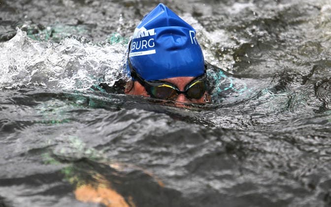 Ironman in Hamburg 2026 A participant in the Age Grouper class on the swim course shortly before exiting into the transition zone