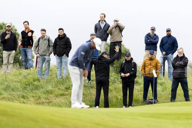 BADHOEVEDORP - Spectators on the final day of the KLM Open golf tournament at golf club The International. SANDER KONING ANP xVIxANPxSportx xxANPxIVx 560363622 originalFilename: 560363622.jpg