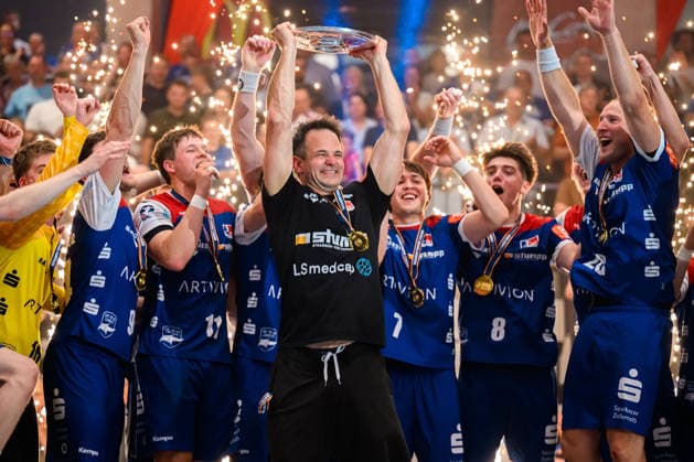Balingen HBL 25 26 HBW Balingen SG BBM Bietigheim Coach Matthias Flohr HBW Balingen with the trophy, final cheer Final cheer Emotion Joy Balingen Baden Württemberg Germany