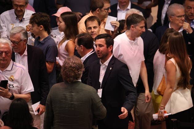ESP Real Madrid Presidential Elections 2026 Enrique Riquelme during the Real Madrid presidential elections 2026 Voters approaching to cast their vote for Florentino Perez or Enrique Riquelme as the next president of Real Madrid at the Real Madrid City Basketball Pavilion, located in Valdebebas, on June 7, 2026 in Madrid Madrid Spain Futbol Copyright: xAgenciaxLOFx