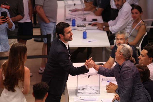ESP Real Madrid Presidential Elections 2026 Enrique Riquelme during the Real Madrid presidential elections 2026 Voters approaching to cast their vote for Florentino Perez or Enrique Riquelme as the next president of Real Madrid at the Real Madrid City Basketball Pavilion, located in Valdebebas, on June 7, 2026 in Madrid Madrid Spain Futbol Copyright: xAgenciaxLOFx